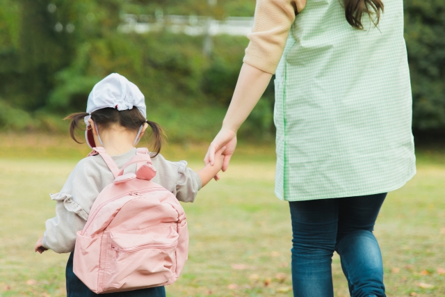 初めての保育園見学でチェックするポイントは？申し込みの時期についても紹介！